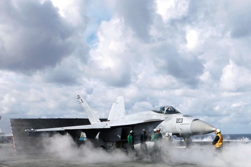 Un avión de combate en el portaaviones Ronald Reagan durante un ejercicio con los buques de guerra de Corea del Sur (TIM KELLY. REUTERS)