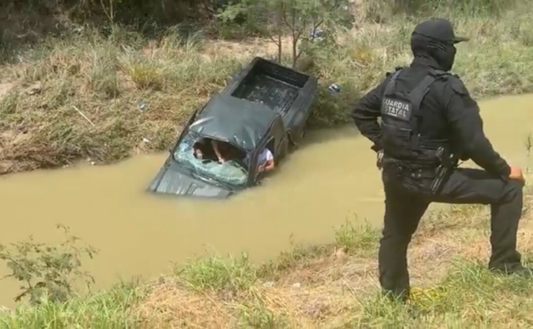 Tras persecución, jóvenes terminan en un canal de riego en Reynosa, Tamaulipas (30/05/2025). Foto: Especial