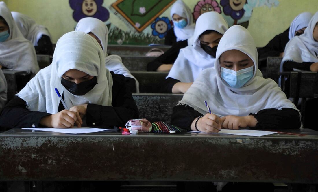 La educación secundaria y superior femenina está prohibida por los talibanes, en el marco de una amplia serie de prohibiciones contra las mujeres que adoptaron los fundamentalistas desde su ascenso al poder el 15 de agosto de 2021. Foto: AFP
