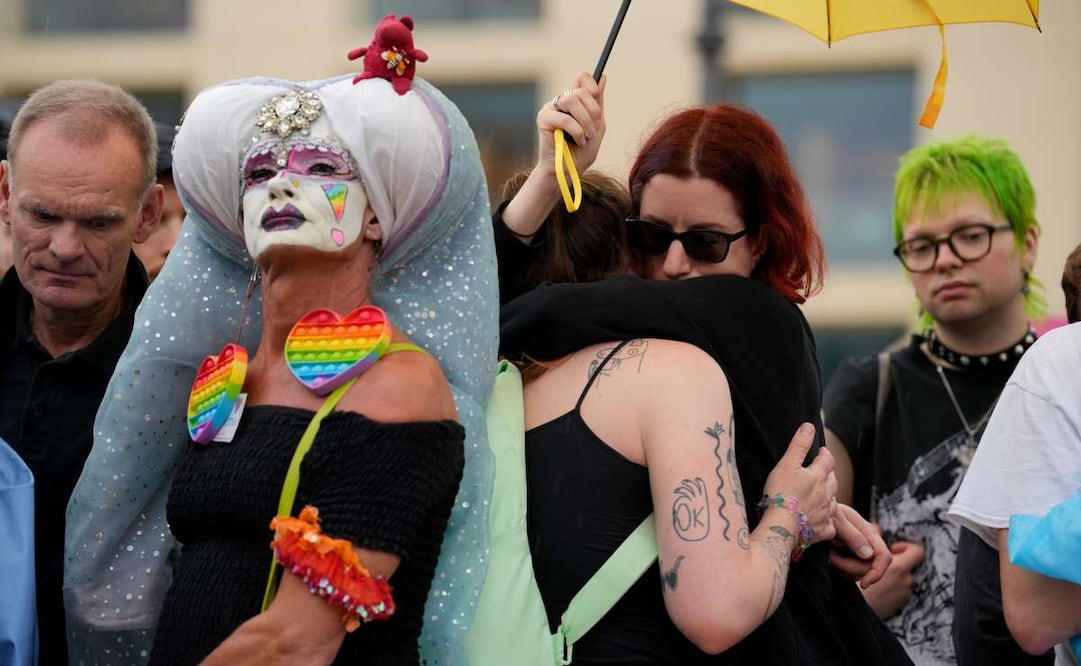 Varias personas se congregan frente a la Puerta de Brandeburgo para manifestarse en apoyo a la comunidad LGBTQ+ después de que un automóvil arrollara a una multitud durante la Marcha del Orgullo en Berlín, el domingo 26 de julio de 2026. Foto: AP/Ebrahim Noroozi