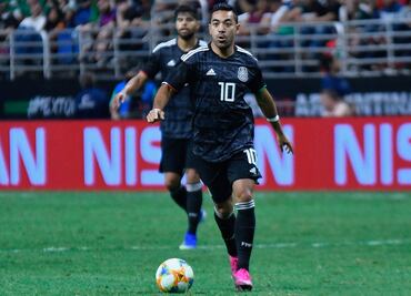 Marco Fabián sería el sacrificado por meter mujeres a la concentración tricolor