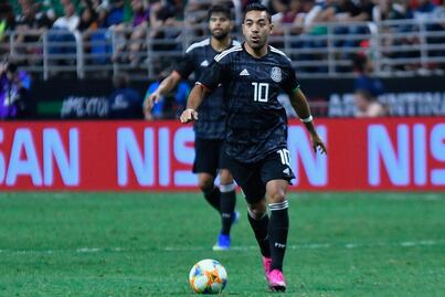 Marco Fabián sería el sacrificado por meter mujeres a la concentración tricolor