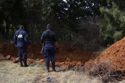 Hallan cuerpo de joven en fosa clandestina en Pátzcuaro