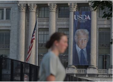 Casa Blanca estima despedir a 10 mil trabajadores por cierre de gobierno en EU
