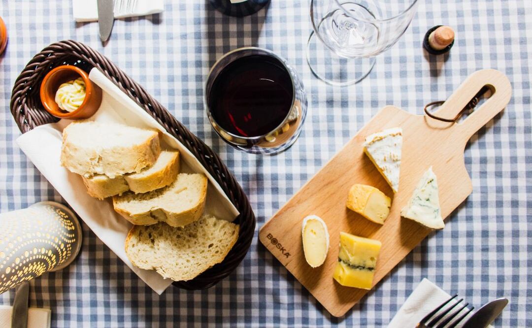 Las bacterias, levaduras y hongos que actúan en la fermentación del queso en algunos casos son buenos para la salud intestinal. Foto: Unsplash