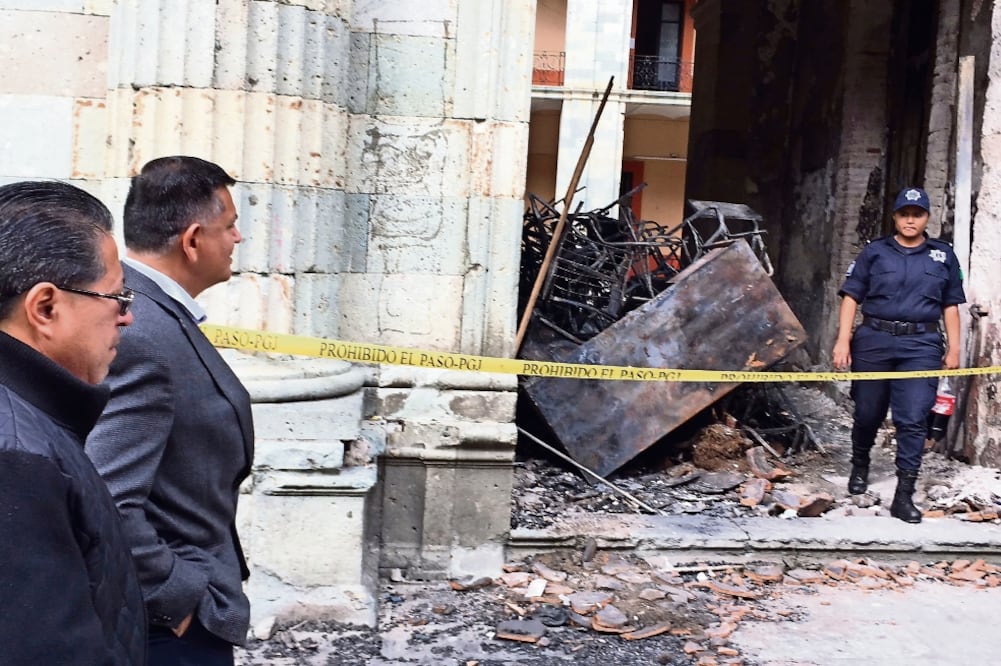 Ayer el delegado de la PGR en Oaxaca, Javier Martín Villanueva Hernández, recorrió las instalaciones del instituto y ordenó un peritaje inmediato en la zona para dar con los responsables del ataque que duró más de cuatro horas. (FOTO: ISMAEL GARCÍA)