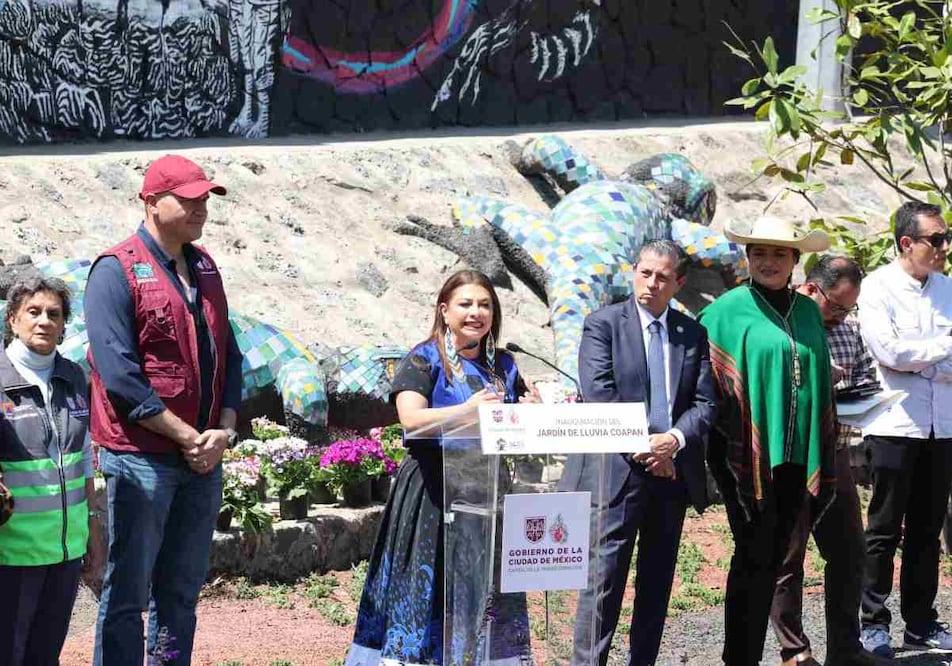 La jefa de gobierno, Clara Brugada, inauguró el primer “Jardín de Lluvia” en Santa Úrsula Coapa. Foto: Especial