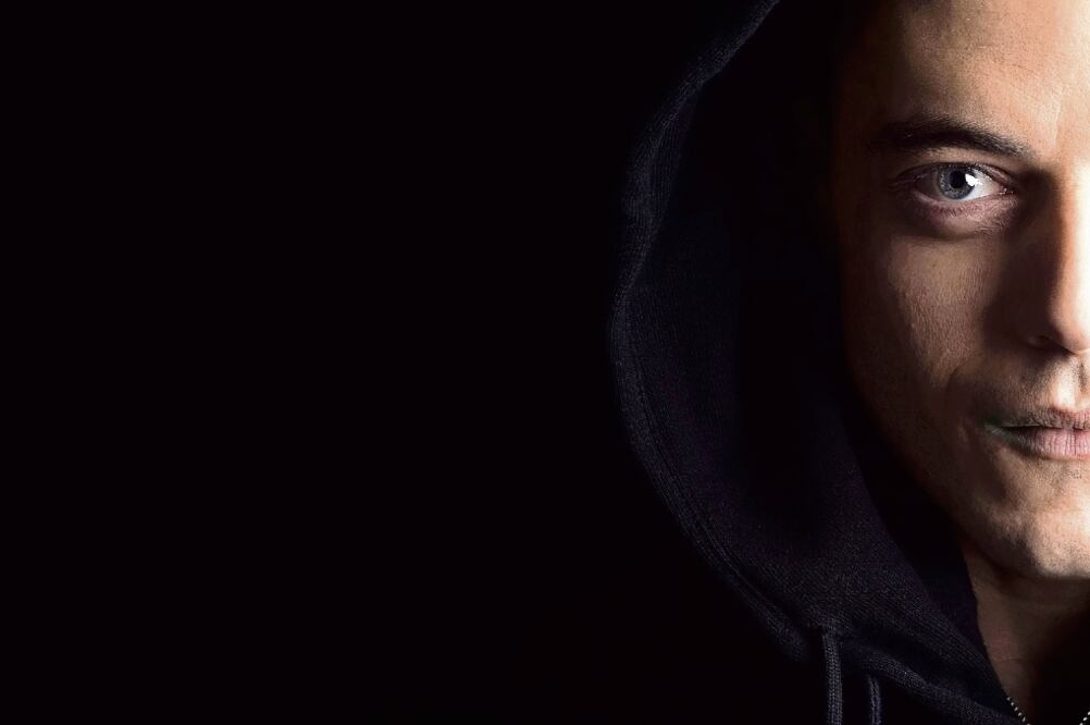 Rami Malek interpreta a Elliot Alderson, un joven con algunas fobias que de día trabaja como ingeniero de seguridad informática y de noche es parte de un grupo de hackers (SPACE)