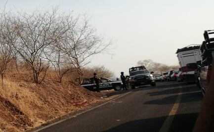 Grupos armados dañan carretera que comunica a Aguililla, Michoacán