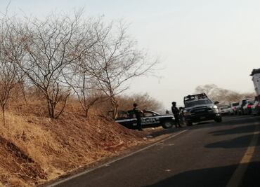 Grupos armados dañan carretera que comunica a Aguililla, Michoacán