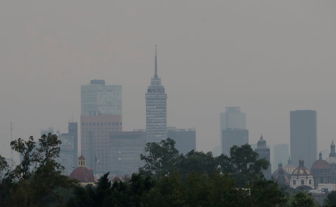 Contaminación este miércoles, en la Ciudad de México (México). La fase uno de contingencia ambiental atmosférica por ozono en la zona metropolitana del Valle de México continuará este miércoles por tercer día consecutivo y con la aplicación del doble hoy no circula para el día jueves 16 de mayo, informó la Comisión Ambiental de la Megalópolis (Came). EFE/Mario Guzmán
