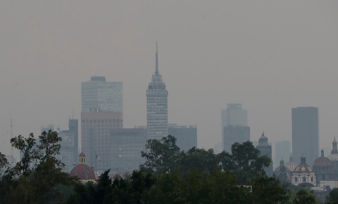 Contaminación este miércoles, en la Ciudad de México (México). La fase uno de contingencia ambiental atmosférica por ozono en la zona metropolitana del Valle de México continuará este miércoles por tercer día consecutivo y con la aplicación del doble hoy no circula para el día jueves 16 de mayo, informó la Comisión Ambiental de la Megalópolis (Came). EFE/Mario Guzmán
