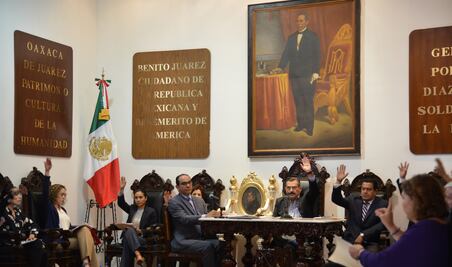 Cabildo de Oaxaca acuerda apoyar a Peña contra políticas de Trump