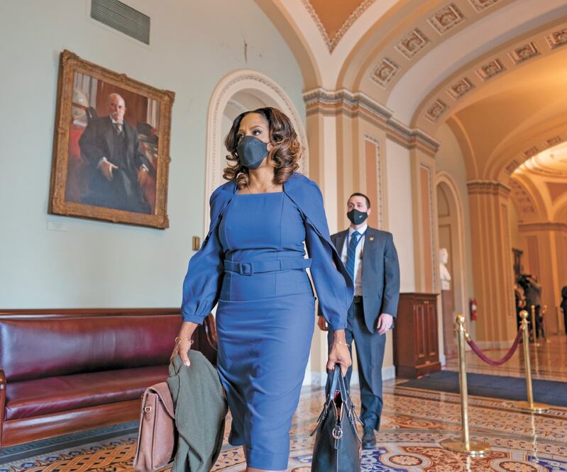Stacey Plaskett, integrante del equipo que funge como fiscalía en el juicio contra el expresidente Donald Trump y delegada demócrata representante de las Islas Vírgenes, ayer al llegar al Capitolio. J. SCOTT APPLEWHITE. AP 