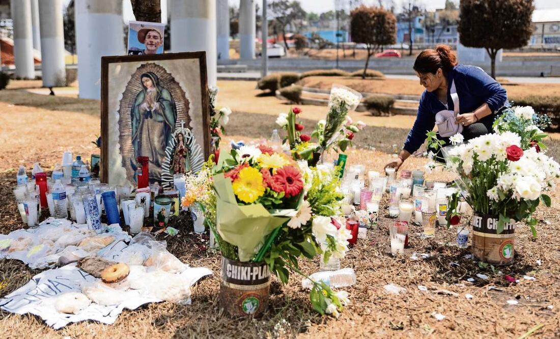El memorial que se instaló en la zona del accidente sigue creciendo; los vecinos han llevado más veladoras y colocado flores en más espacios. Foto: Hugo Salvador / EL UNIVERSAL