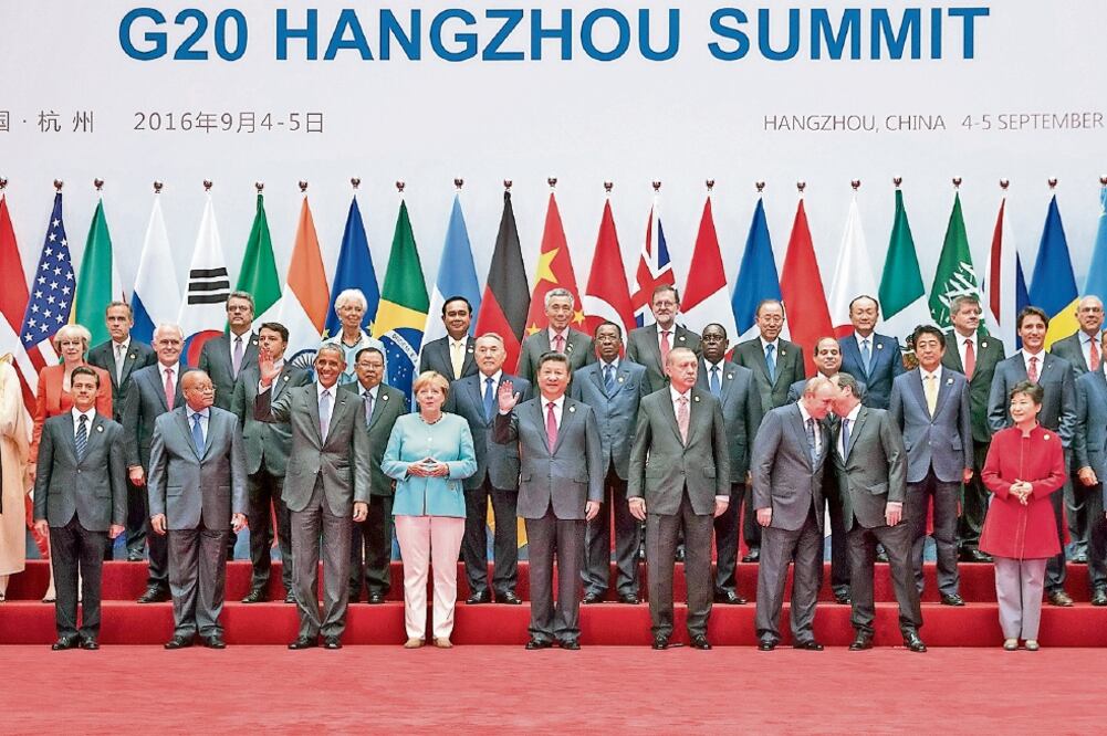 Los líderes del G20 posaron ayer para la foto oficial de la cumbre en Hangzhou. Xi Jinping, mandatario chino, dijo que la economía global es amenazada por un creciente proteccionismo (STEPHEN CROWLEY. AP)