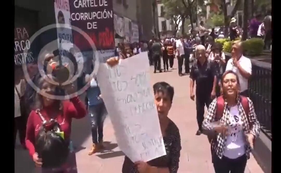 Manifestantes agreden a periodistas en protesta a fuera de la SCJN. Foto: Captura Twitter @Radio_Formula