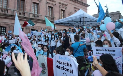 Marchan a favor de la mujer y de la vida en Coahuila; acuden sacerdotes y obispos