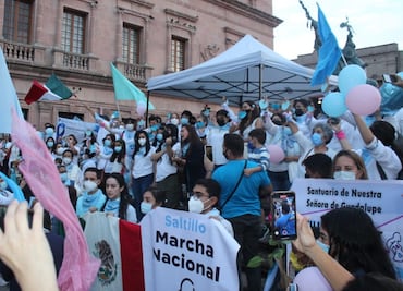 Marchan a favor de la mujer y de la vida en Coahuila; acuden sacerdotes y obispos