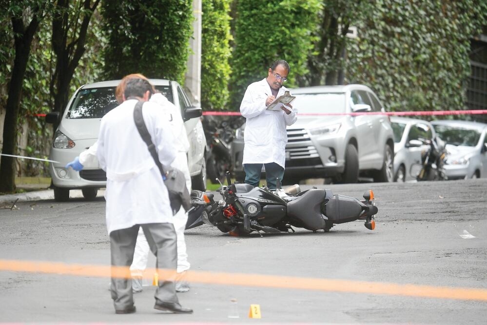 Agentes capitalinos, con ayuda de operadores de las cámaras del C5, localizaron a los supuestos ladrones en Paseo de los Ahuehuetes y Las Lilas, donde se inició una balacera. (FOTOGRAFÍAS: FRANCISCO RODRÍGUEZ. EL UNIVERSAL)