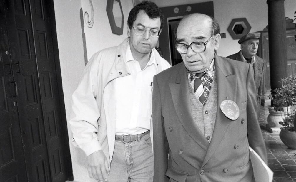 El obispo chiapaneco Samuel Ruíz camina con el comisionado por la paz, Manuel Camacho Solís. El religioso fue intermediario entre las exigencias del EZLN y el diálogo federal. Foto: Alfonso Murillo/Archivo EL UNIVERSAL.