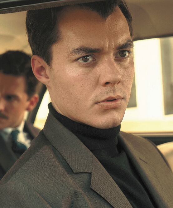 Jack Bannon interpreta a Alfred Pennyworth y Ben Aldrige a Thomas Wayne; la serie se ubica en los años 60. STARZPLAY