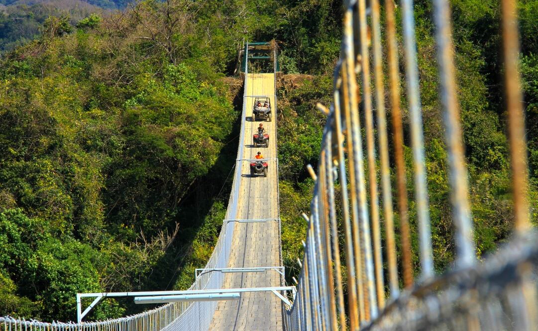 El puente más grande del parque Canopy River, en Puerto Vallarta, abarca 470 metros de largo. Foto: Adriana Hernández. EL UNIVERSAL