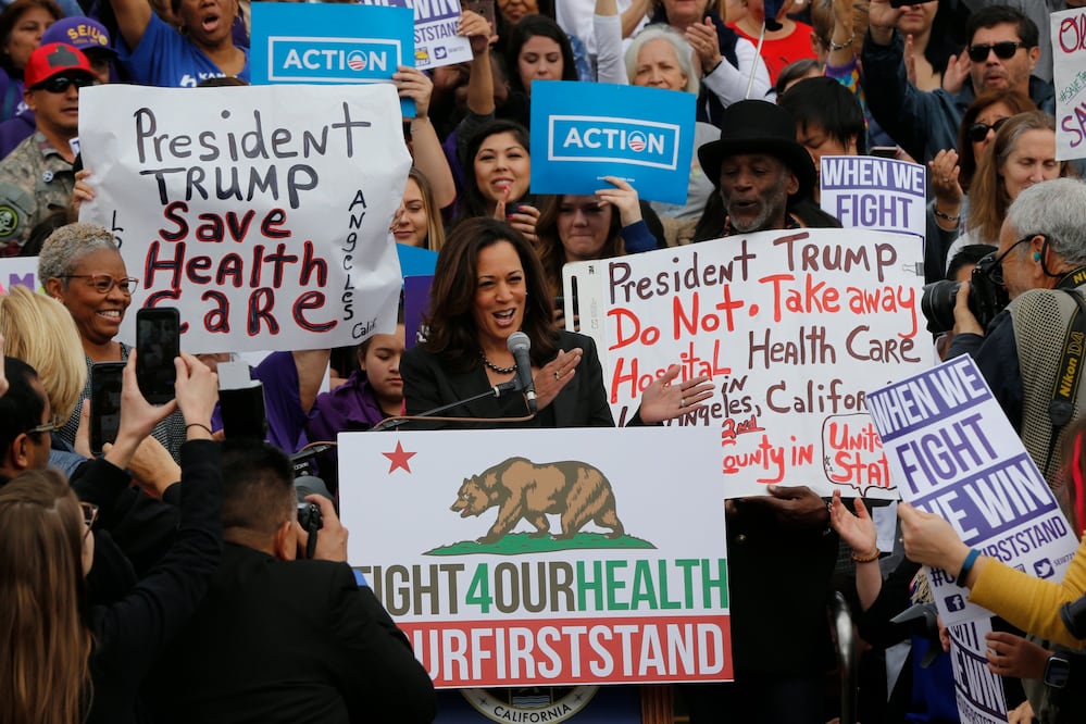 Participó en la manifestación la senadora federal demócrata por California, Kamala Harris, quien se sumó al rechazo a la eliminación de la ley (Foto: AP)