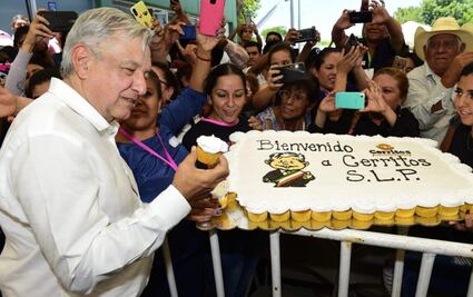 Regalan pastel formado de 135 cupcakes a AMLO en SLP