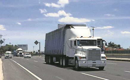 Rescatan a 123 migrantes hacinados en camión de carga en Ecatepec 