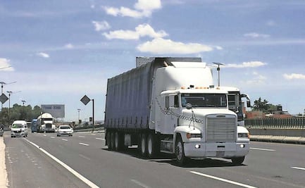 Rescatan a 123 migrantes hacinados en camión de carga en Ecatepec