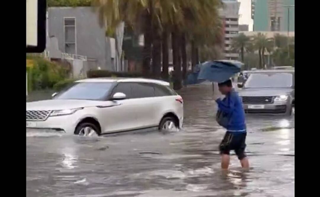 Las estimaciones iniciales sugerían que durante la mañana cayeron más de 30 milímetros de lluvia en Dubái, y para el conjunto del día se esperaban hasta 128 mm. Foto: x
