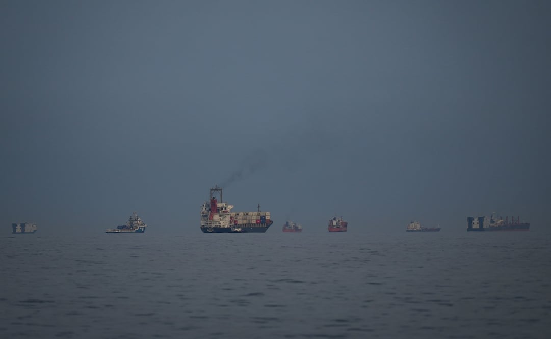 Petroleros y mercantes esperan en el estrecho de Ormuz vistos desde Khor Fakkan, Emiratos Árabes Unidos, el miércoles 11 de marzo de 2026. Foto: AP
