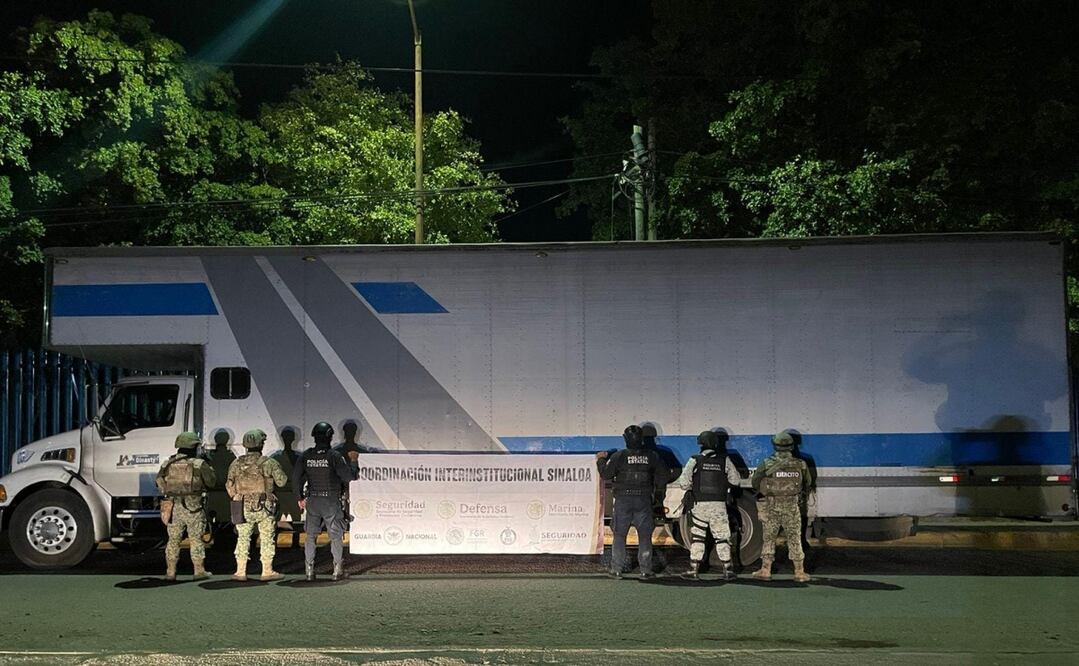 Hallan tráiler robado en Culiacán, Sinaloa. En su interior llevaba una camioneta Toyota. Foto: Especial