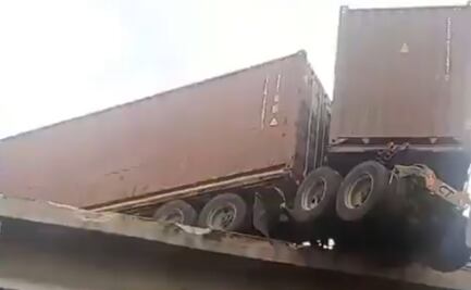 Tráiler queda colgando de puente en Naucalpan, Edomex; dos autos resultan afectados