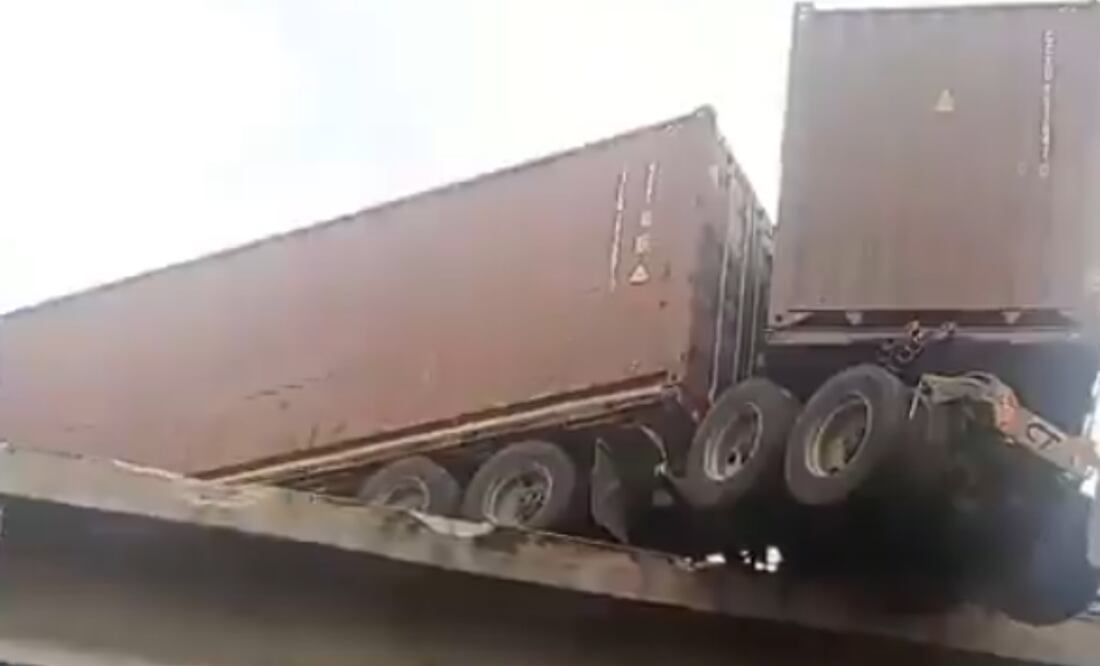 Tráiler queda colgando de puente en Naucalpan, Edomex (01/09/2025). Foto: Captura de pantalla