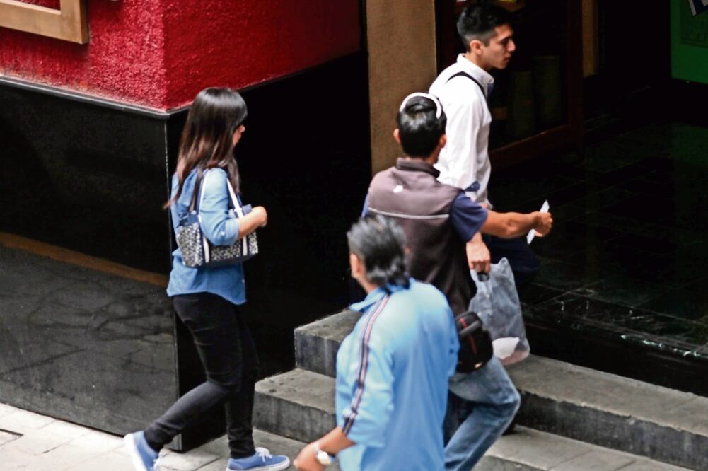 Al pie de la entrada del Palacio Chino, vendedores ofrecen los boletos ilegales a los usuarios (ESPECIAL)