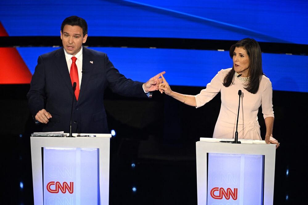 El gobernador de Florida, Ron DeSantis, y la ex embajadora de Estados Unidos ante la ONU, Nikki Haley, durante el quinto debate de las primarias presidenciales republicanas en la Universidad Drake en Des Moines, Iowa. Foto: AFP