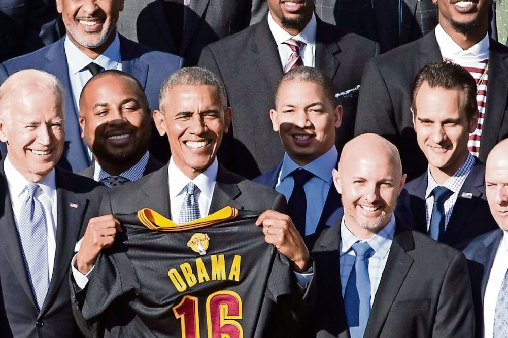 El mandatario saliente recibió al equipo campeón de la NBA (MICHAEL REYNOLDS. EFE)
