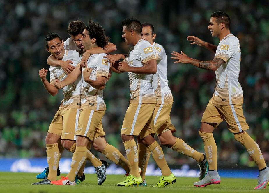 Matías Britos (centro) fue felicitado por sus compañeros al emparejar a uno (IMAGO7)