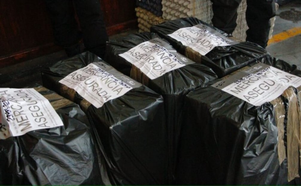 IMPI decomisa más de 400 mil cigarros pirata en la Central de Abastos, en coordinación con la Secretaría de Seguridad Ciudadana de la CDMX. Foto: Especial