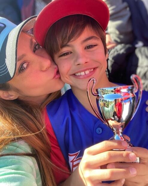 Shakira celebra el triunfo de Milán, el pequeño campeón de béisbol, antes de abandonar España 