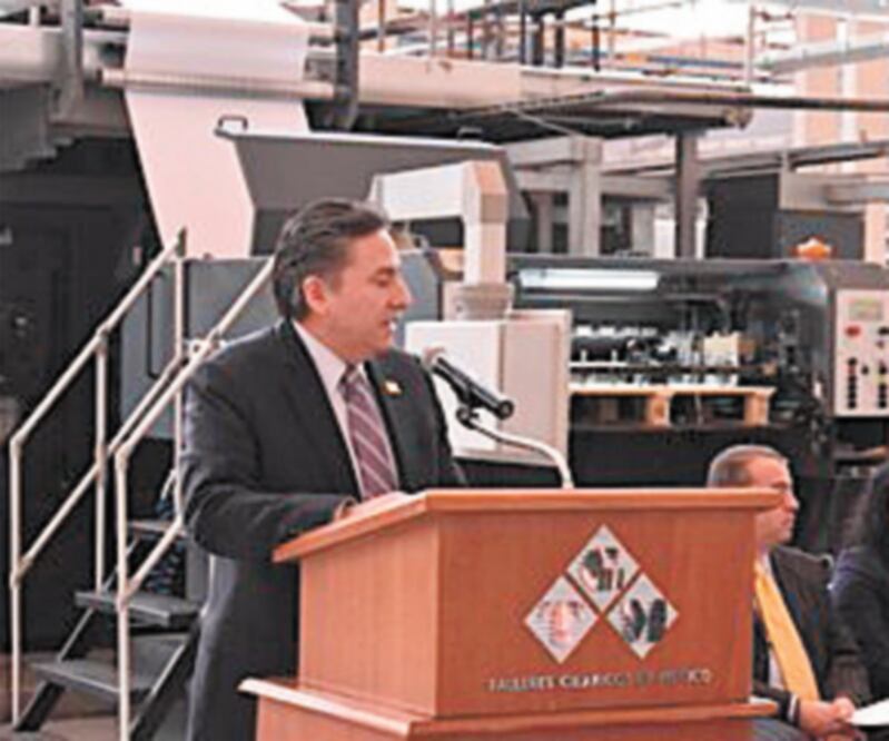 El presidente del IECM, Mario Velázquez, dio el banderazo de inicio de impresión de 4.7 millones de boletas. Foto: TOMADA DE TWITTER