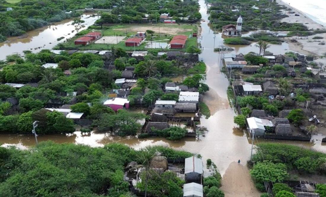 Toma aérea del desborde del río Tehuantepec en la Colonia Cuauhtémoc, Oaxaca tras paso del huracán "Erick" (20/06/2025). Foto: Especial