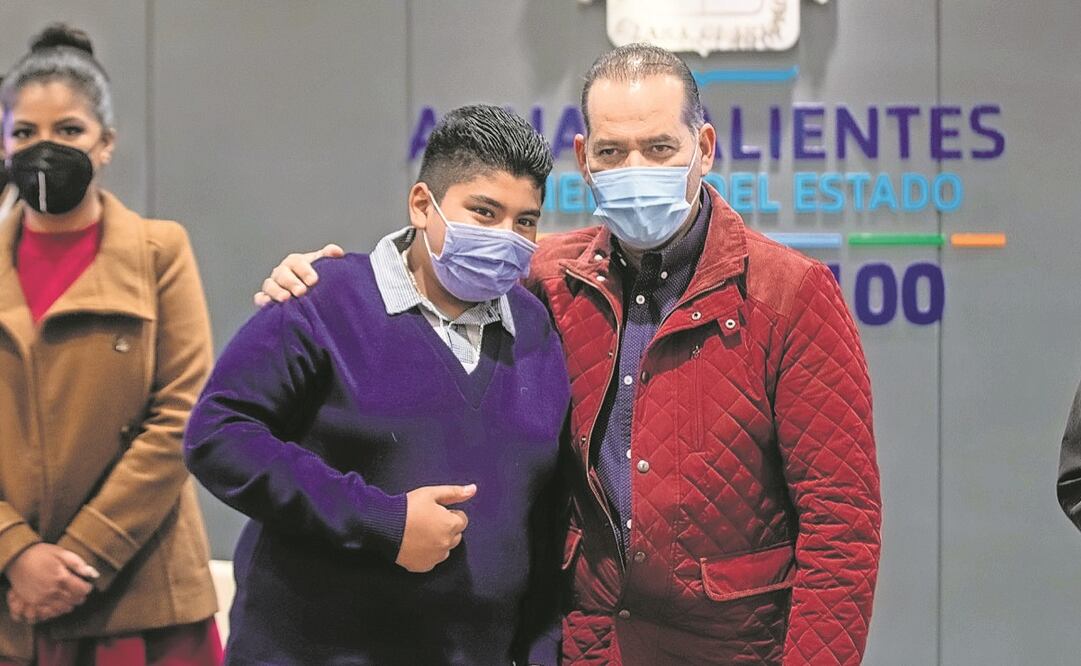 El gobernador entregó recursos de los programas Apoyo a la Permanencia, Tutor al 100 y Universitario al 100. Foto: Especial