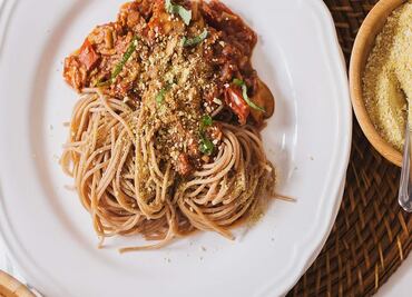 Prepara una bolognesa con setas y nueces