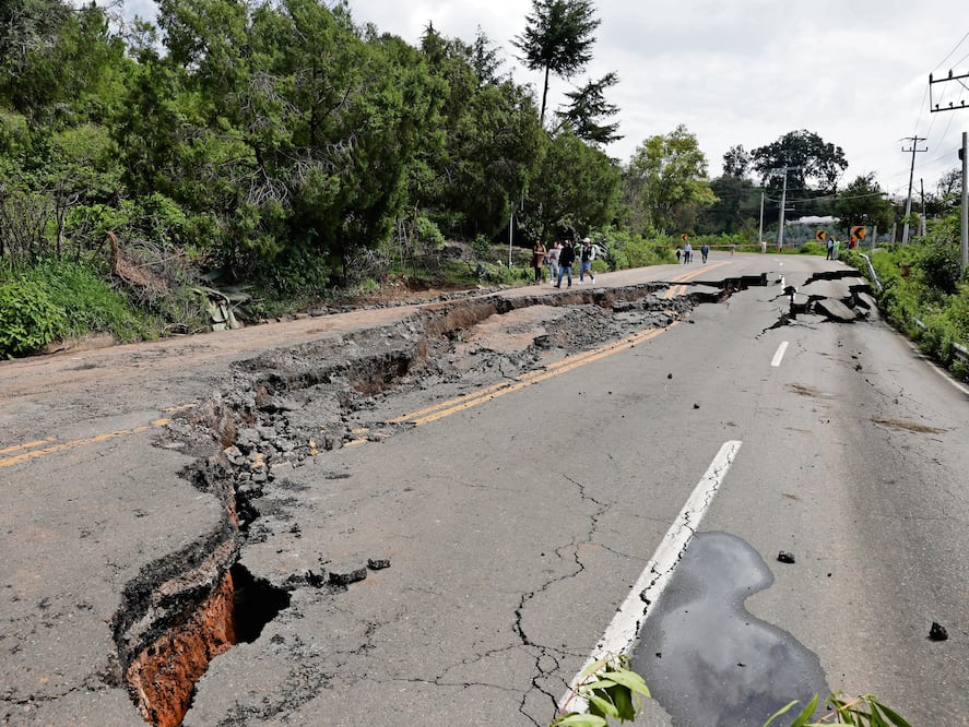 Tras el hundimiento de un tramo en la carretera de Tenancingo, Protección Civil cerró el paso a los automovilistas para evitar algún accidente. Foto: de Jorge Alvarado. El Universal