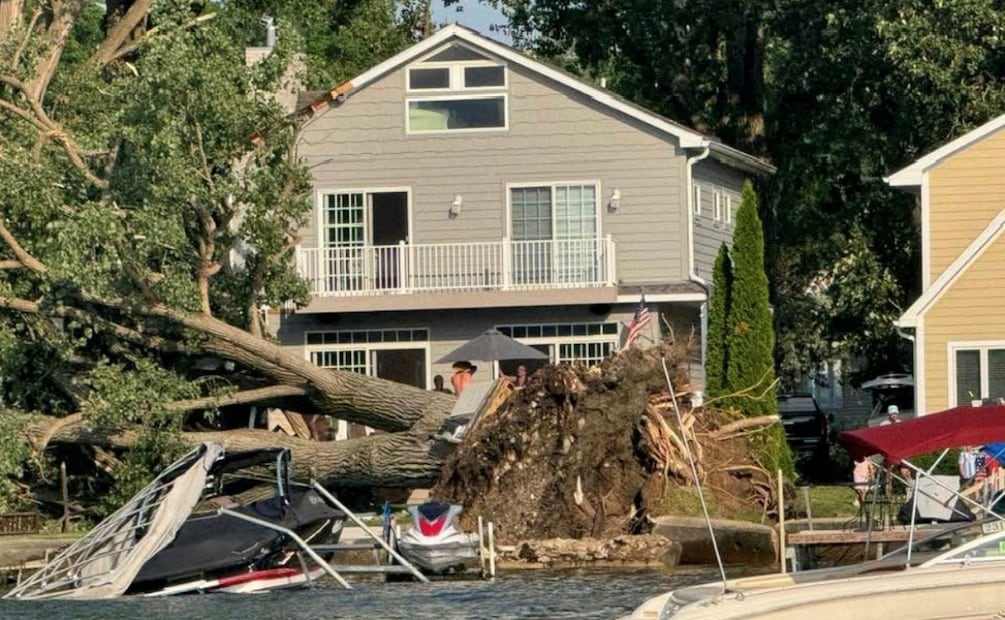 Un árbol arrancado de raíz evidencia la fuerza de las tormentas que azotaron varias regiones de Estados Unidos durante las celebraciones del 4 de julio (04/07/2026). Foto: @JohnBoelWAVE3