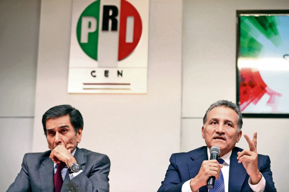 Fernando Elías Calles, presidente de la Comisión Nacional de Justicia Partidaria del PRI, y su vocero, el senador Arturo Zamora, dieron a conocer la suspensión de la militancia del gobernador Javier Duarte (JUAN CARLOS REYES. EL UNIVERSAL)