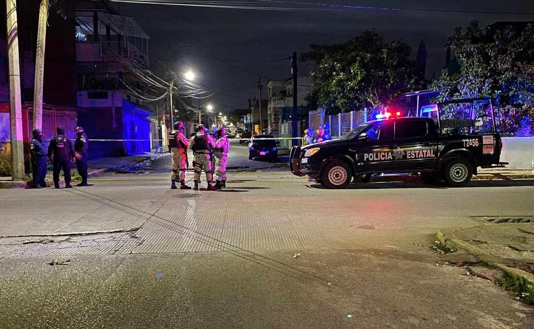Elementos de la Guardia Nacional y policías estatales custodian la zona del ataque al bar azul. Foto: Luis Manuel López / EL UNIVERSAL